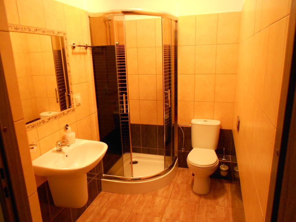 Pokoje Goscinne Viktorjan Raszowa Exterior foto